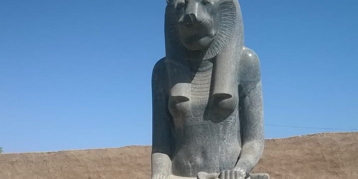 Statue der Muttergöttin Mut in Karnak<address>&copy; WWU/Archäologisches Museum - Nina Overesch</address>