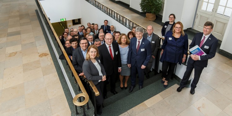 The Rectorate, headed by Prof. Johannes Wessels (right), and numerous other representatives welcomed the international experts.<address>© WWU - MünsterView</address>