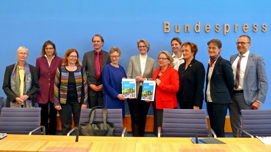 Auch WWU-Professorin Sabine Schlacke (5.v.l.) überreichte das neue Gutachten an Bundesbildungsministerin Anja Karliczek (6.v.l.) und Bundesumweltministerin Svenja Schulze (7.v.l.).<address>© WBGU</address>
