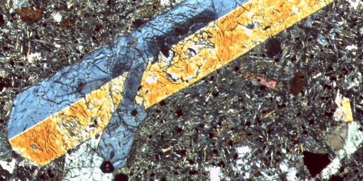 Das untersuchte Vulkangestein unter dem Mikroskop: Ein Dünnschliffbild in polarisiertem Licht zeigt Klinopyroxen-Kristalle, die zur Berechnung der Wasserkonzentration des Magmas verwendet wurden.<address>© Sarah Mazza</address>