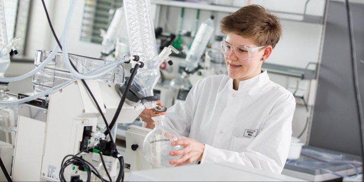Masterstudierende wie Lena Viergutz können seit vergangenem Semester an der WWU erfahren, wie vielseitig die industriellen Anwendungen der Chemie sind.<address>© WWU - Peter Leßmann</address>