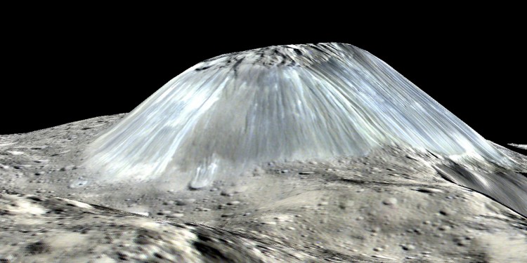 Der über 4.000 Meter hohe Ahuna Mons auf dem Zwergplaneten Ceres ist einer der ungewöhnlichsten Berge im Sonnensystem. Seine glatten Flanken sind fast frei von Einschlagskratern, was zeigt, dass der Berg geologisch vergleichsweise jung ist.<address>© NASA/JPL-Caltech/UCLA/MPS/DLR/IDA</address>