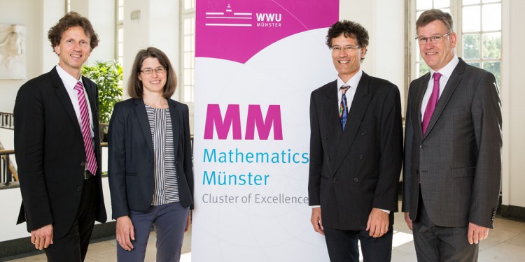 Happy about the opening of the Cluster of Excellence: Rector Prof. Dr. Johannes Wessels (right), the spokespersons of the Cluster of Excellence Prof. Dr. Mario Ohlberger (left) and Prof. Dr. Christopher Deninger as well as the academic manager Dr. Anne Schindler.<address>© WWU - Peter Leßmann</address>