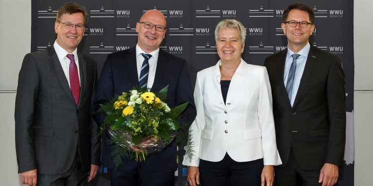 WWU-Rektor Prof. Dr. Johannes Wessels (l.), Dr. Elke Topp (Vorsitzende der Findungskommission) und Prof. Dr. Hinnerk Wißmann (r., Vorsitzender der Hochschulwahlversammlung) beglückwünschten den alten und neuen Kanzler Matthias Schwarte.<address>© WWU - MünsterView</address>