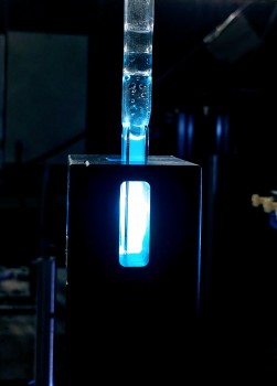 Photokatalysator in einer Küvette. Die molekularen Prozesse werden mithilfe von Ultrakurzzeitspektroskopie untersucht.<address>© Christian Henkel</address>
