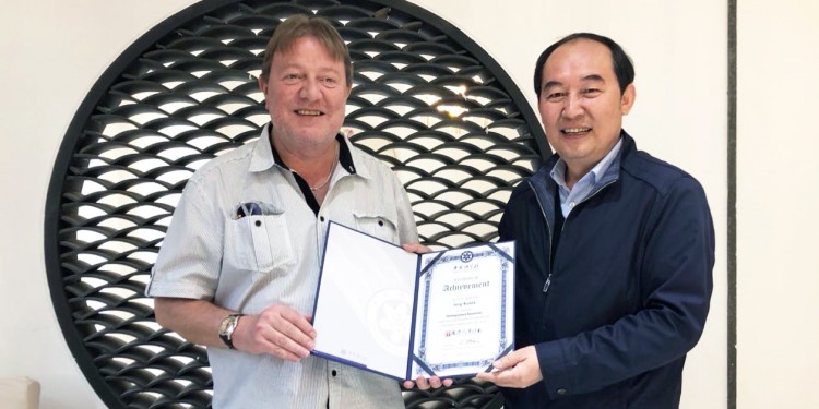 Prof. Dr. Jörg Kudla (links) nahm die Auszeichnung von Prof. Dr. Kang Chong entgegen, dem Vize-Direktor des Akademie-Instituts für Botanik in Peking und Mitglied der Chinesischen Akademie der Wissenschaften.<address>© privat</address>