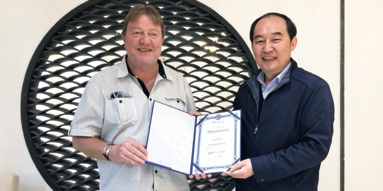 Prof. Jörg Kudla (left) took the award from Prof. Kang Chong, vice director of the Academy Institute of Botany in Beijing and a full member of the Chinese Academy of Sciences.<address>© private</address>