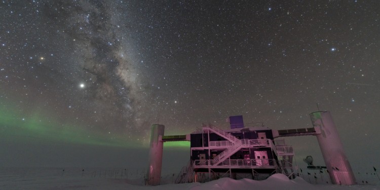 Das Ice-Cube-Labor am Südpol. Am Himmel sind die Milchstraße und schwache Polarlichter zu sehen.<address>© Benjamin Eberhardt, IceCube/NSF</address>