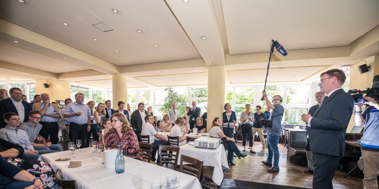 Nach der Bekanntgabe der Ergebnisse, die viele WWU-Beschäftigte gemeinsam verfolgten, dankte Rektor Prof. Dr. Johannes Wessels allen Beteiligten.<address>© WWU - Thomas Mohn</address>