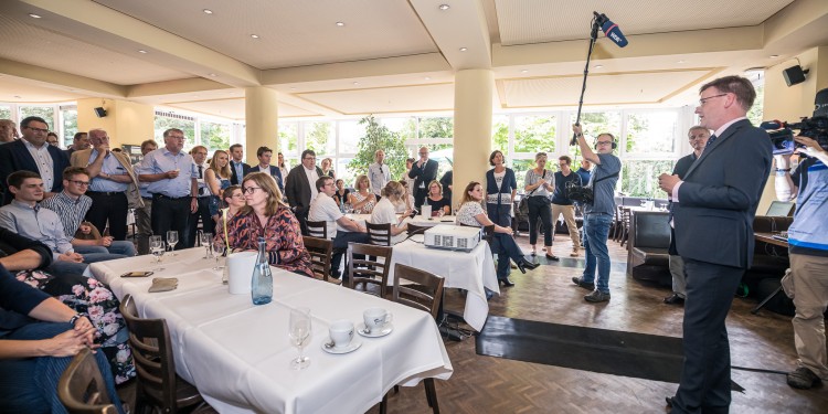 After the announcement of the results, which many employees of the university of Münster followed together, Rector Prof. Dr. Johannes Wessels thanked all those involved.<address>© WWU - Thomas Mohn</address>