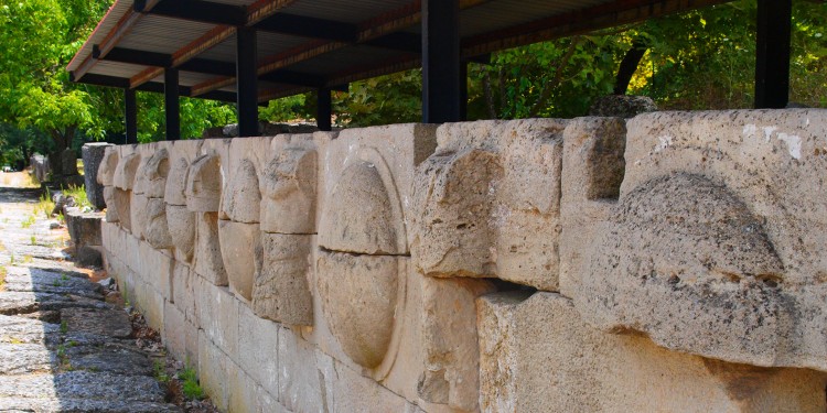 Mauer mit Schilddarstellungen in Dion<address>&copy; WWU - Archäologisches Museum (Philip Ebeling)</address>