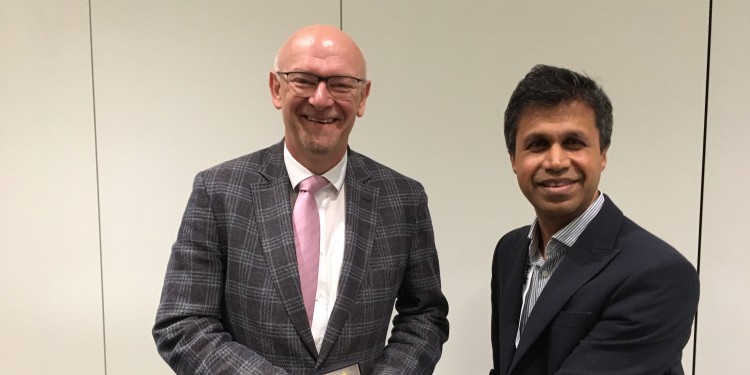 Prof. Upul Wijayantha from Loughborough University (right) awarded the Faraday Medal to Prof. Martin Winter from the MEET battery research center at Münster University.<address>© University of Glasgow</address>