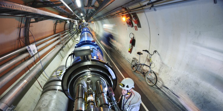 Der Large Hadron Collider (LHC), hier während des Stillstands, ist der weltweit größte und leistungsfähigste Teilchenbeschleuniger. Er besteht aus einem 27 Kilometer langen Ring aus supraleitenden Magneten mit einer Reihe von Beschleunigungsstrukturen.<address>© Maximilien Brice/Julien Ordan/CERN</address>