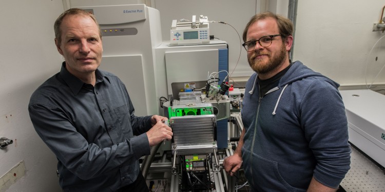 Prof. Klaus Dreisewerd (left) and Dr. Jens Soltwisch in 2017 during the installation of the mass spectrometer funded by the German Research Foundation at the Institute of Hygiene.<address>© Ivan Kouzel</address>