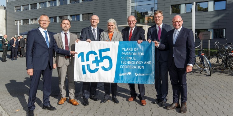 „10plus5 Jahre“ Batterieforschung in Münster feierten v.l.n.r.: Prof. Harald Bolt, Vorstandsmitglied des Forschungszentrums Jülich, Prof. Jens Tübke, Vorsitzender des MEET-Beirats, Prof. Martin Winter, wissenschaftlicher Leiter des MEET, NRW-Wissenschaftsministerin Isabel Pfeiffer-Poensgen, Dr. Michael Meister, Parlamentarischer Staatssekretär des BMBF, WWU-Rektor Prof. Johannes Wessels und Münsters Oberbürgermeister Markus Lewe.<address>&copy; WWU - MünsterView</address>