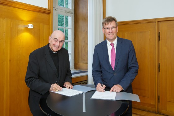 Den Zuwendungsbescheid über die Missbrauchsstudie unterzeichneten der Bischof des Bistums Münster, Felix Genn (l.), und WWU-Rektor Prof. Dr. Johannes Wessels.<address>© WWU - MünsterView</address>