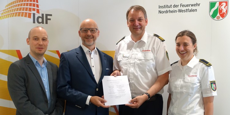 Prof. Meinald Thielsch und Prof. Guido Hertel von der WWU freuen sich über das neue Forschungsprojekt gemeinsam mit Berthold Penkert und Sarah Weber vom IdF NRW (v.l.n.r.).<address>© Meinald Thielsch</address>