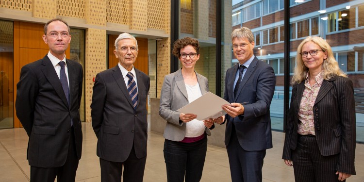 Für ihre herausragende Dissertation bekam Dr. Verena Smit (Mitte) von Mitgliedern des Kuratoriums den Nachwuchspreis der Hans-Thümmler-Stiftung verliehen.<address>© WWU - Peter Leßmann</address>