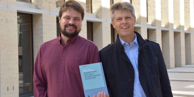 In einem neuen Buch beleuchten Dr. Markus Seidel (links) und Prof. Dr. Michael Klasen die Chancen und Herausforderungen interdisziplinärer Forschung.<address>© WWU - Kathrin Kottke</address>