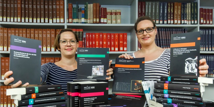 Die Bücher der Schriftenreihe erscheinen in Reihen, die dem Fächerkanon und den Einrichtungen der WWU entsprechen. Wibke Fellermann (links) und Andrea Sühling vom Servicepunkt Digitale Dienste unterstützen die Autoren während des Publikationsprozesses.<address>© WWU – MünsterView</address>