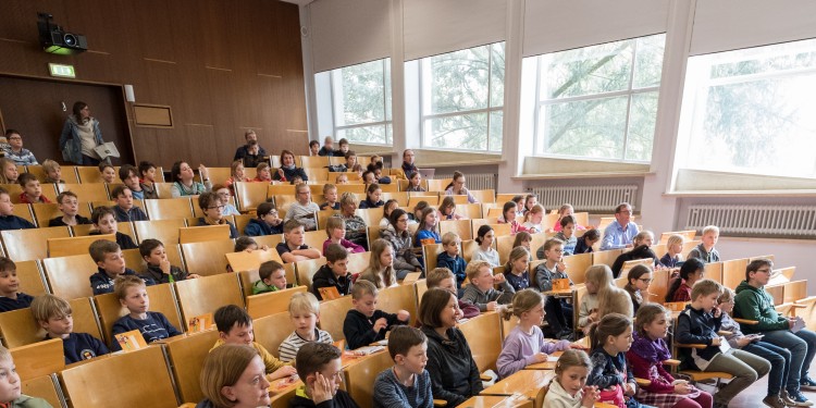 Symbolbild: Gespannte Hörerschaft bei der Kinder-Uni<address>© WWU - Peter Lessmann</address>