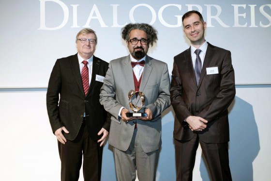 Prof. Ahmad Milad Karimi (m.) was awarded the "Deutschen Dialogpreis" of the Federation of German Dialogue Institutions.<address>© Bund Deutscher Dialog Institutionen</address>
