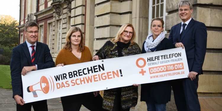 Das Rektorat der WWU unter Führung von Rektor Prof. Dr. Johannes Wessels (l.) zeigt Flagge zum "Internationalen Tag zur Beseitigung von Gewalt gegen Frauen" am 25. November.<address>&copy; WWU - Jana Haack</address>