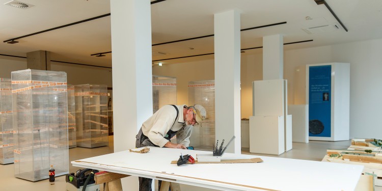 Handwerker sind derzeit mit den abschließenden Arbeiten im um- und ausgebauten Archäologischen Museum beschäftigt.<address>© WWU - MünsterView</address>