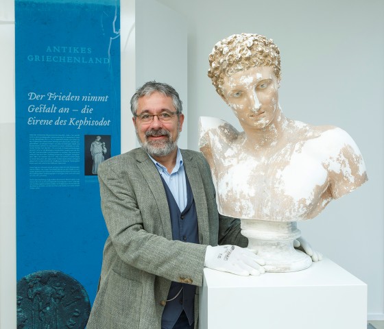 Before the museum opens, the museum’s curator Dr. Helge Nieswandt still has to correctly position Praxiteles’ bust of Hermes (the original, dated c. 340 BCE, is in Olympia).<address>© WWU - MünsterView</address>