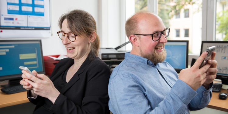 When smartphone users in Germany pick up their mobiles, they use them mostly for chatting. Dr. Katharina König and Dr. Marcel Fladrich are researching into how users communicate with one another via WhatsApp &amp; Co.<address>© WWU - Peter Leßmann</address>