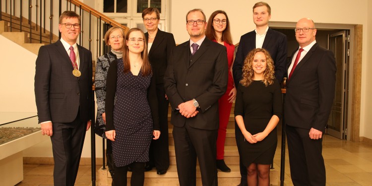 WWU-Rektor Prof. Dr. Johannes Wessels (links) und Kanzler Matthias Schwarte (rechts) gratulieren den Gewinnerinnen und Gewinnern der Rektoratspreise 2019.<address>&copy; WWU - Peter Leßmann</address>