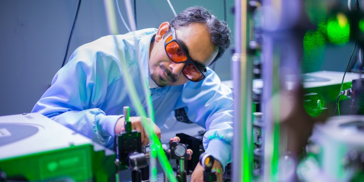Dr. Ashish Arora im Labor bei einem Versuch mit Laserlicht<address>© WWU - Peter Leßmann</address>