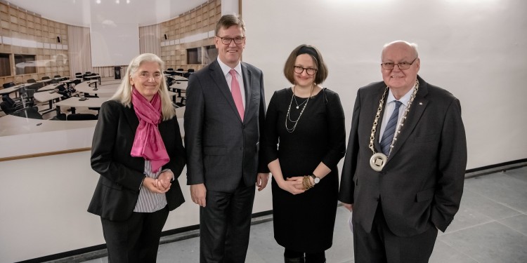 NRW Science Minister Isabel Pfeiffer-Poensgen (l.), Rector Prof. Dr. Johannes Wessels (2nd from left) and Academy President Prof. Wolfgang Löwer (r.) congratulated Dr. Lena Frischlich.<address>© AWK NRW - Andreas Endermann</address>