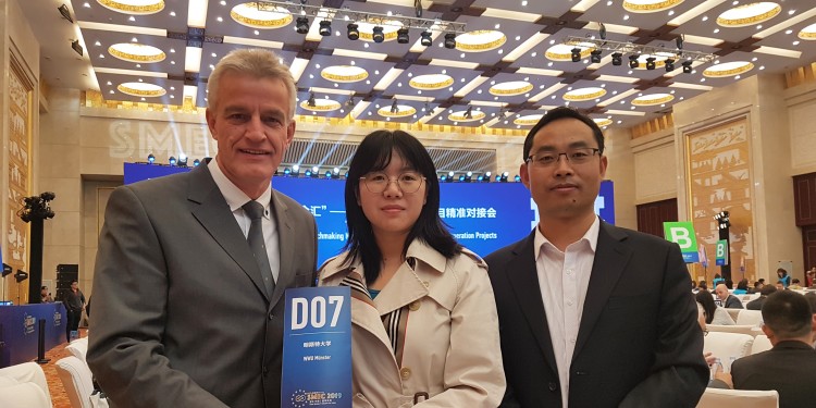 At the Sino-German Cooperation Conference, representatives of Chinese institutions showed a great deal of interest in an exchange of information and experience with Münster University’s press officer, Norbert Robers (left).<address>© private</address>