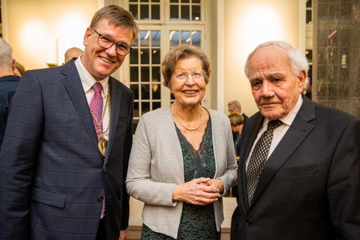 Rektor Prof. Dr. Johannes Wessels (l.) begrüßte auch seine Vorgängerin Prof. Dr. Ursula Nelles und den ehemaligen Rektor Prof. Dr. Werner Müller-Warmuth. © WWU - Peter Leßmann
