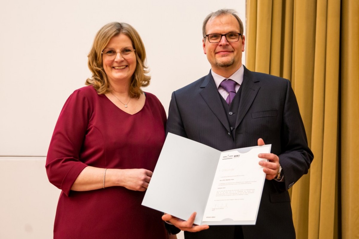 Prorektorin Prof. Dr. Regina Jucks überreichte Dr. Matthias Freise den Lehrpreis 2019. © WWU - Peter Leßmann