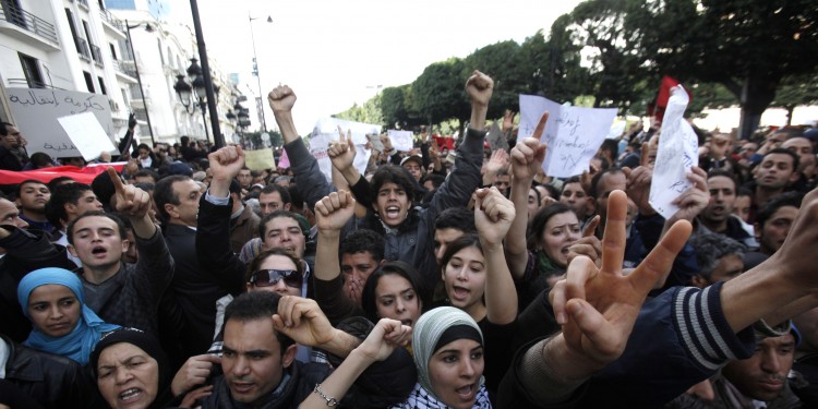 Während des Arabischen Frühlings gehen tausende tunesische Demonstranten im Januar 2011 auf die Straßen der Hauptstadt Tunis, um den Rücktritt des Präsidenten zu fordern.<address>© dpa - Lucas Dolega</address>