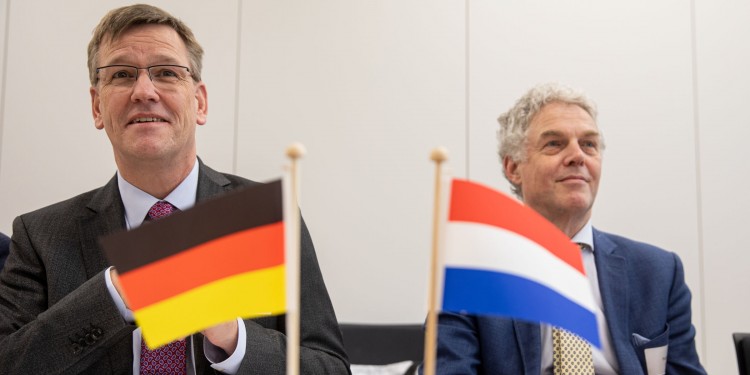 Münster University&#039;s Rector Prof. Johannes Wessels (left) and his Dutch colleague Prof. Thom Palstra.<address>© WWU - Peter Leßmann</address>