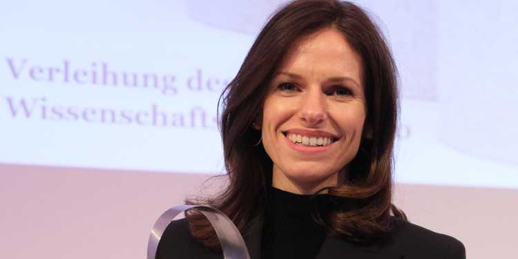 Dr. Mirja Kroschke hat stellvertretend für das Institut für Marketing der WWU den Wissenschaftspreis in der Kategorie „Lehrstuhlprojekt“ entgegengenommen.<address>&copy; Jörn Wolter</address>