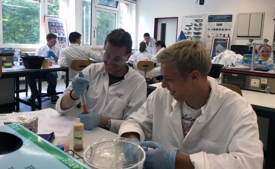 The school students get an opportunity to take a close-up look at university research.<address>© WWU - Collaborative Research Centre 1348</address>