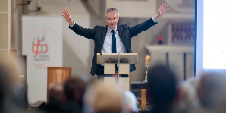 Voll in seinem Element: Prof. Dr. Norbert Köster bei einem Vortrag in der münsterschen Mauritzkirche über Kirchenbauten und deren Einordnung in den historischen Zusammenhang.<address>&copy; Foto: WWU – MünsterView</address>