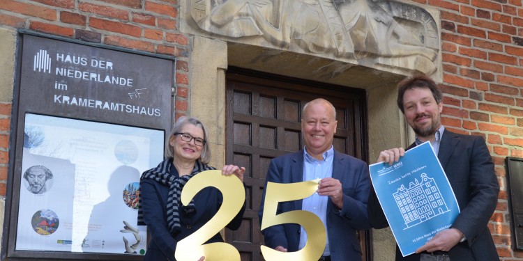 Ilona Riek, Prof. Friso Wielenga (centre) and Prof. Gunther De Vogelaer are preparing for the 25th anniversary at Netherlands House, even though the celebrations have to be postponed because of the coronovirus crisis.<address>© WWU - Julia Harth</address>