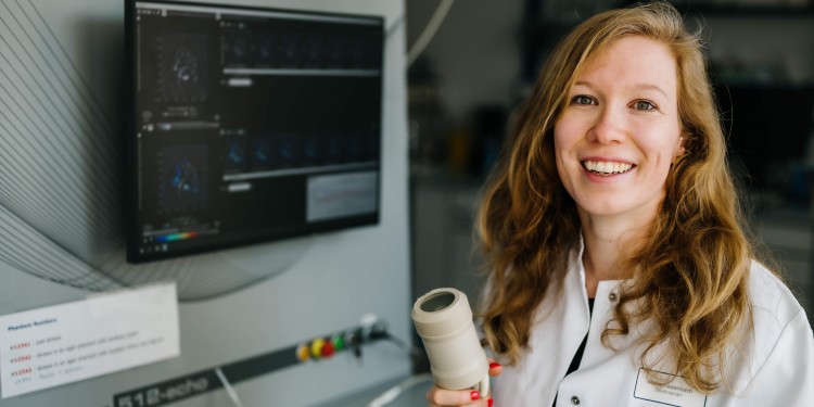 PhD student Alexa Hasenbach with the photoacoustic detector handheld, which emits laser light into the body’s tissue.<address>© WWU - Michael Kuhlmann</address>