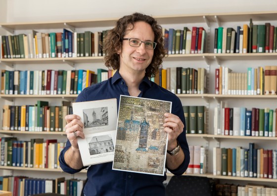 In einem kleinen französischen Buch fand Dr. Daniel Stracke den entscheidenden Hinweis auf die Herkunft der Stickerei: den charakteristischen Turm von Péronne.<address>&copy; WWU - MünsterView</address>