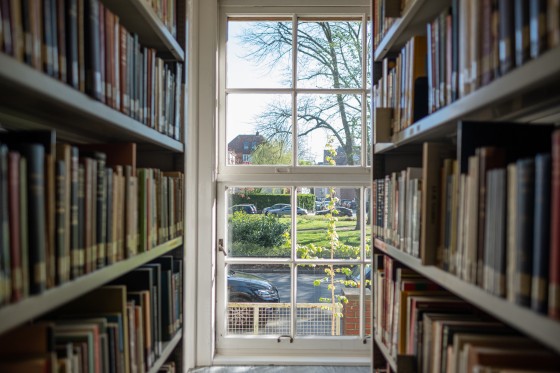 Das Bild zeigt die Bibliothek des Instituts für Ethnologie, von hier aus blickt man auf den Studtplatz.<address>© WWU - Peter Leßmann</address>