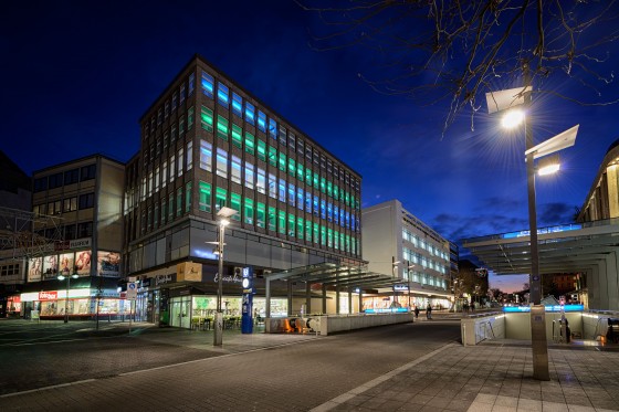 Mitten in der Stadt Bochum gewährt das Blue Square der RUB einen Blick hinter die Kulissen von Wissenschaft und Forschung.<address>© Foto: Katja Marquard</address>