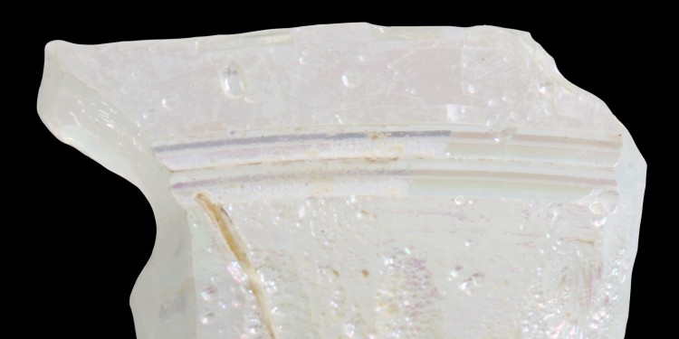 Eine der farblosen römischen Glasscherben aus Jerash (Jordanien), die im Rahmen der Studie analysiert wurde.<address>© The Danish-German Jerash Northwest Quarter Project</address>
