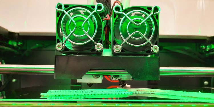 Der 3D-Drucker produziert die kleinen Rotoren zur Nutzung von Windenergie, die Jugendliche beim Sommercamp selbst designen können.<address>&copy; MexLab Physik</address>