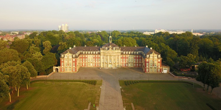 <address>&copy; WWU - Jan Lehmann</address>