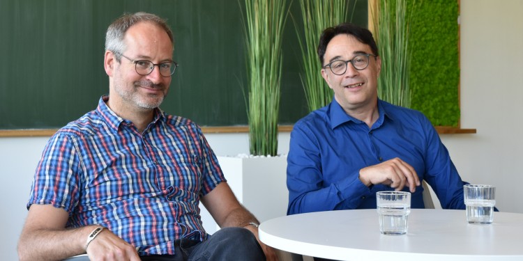 Martin Hils (l.) und Matthias Löwe laden zu einer digitalen Ausgabe der Reihe "Brücken in der Mathematik" ein.<address>&copy; MM/vl</address>